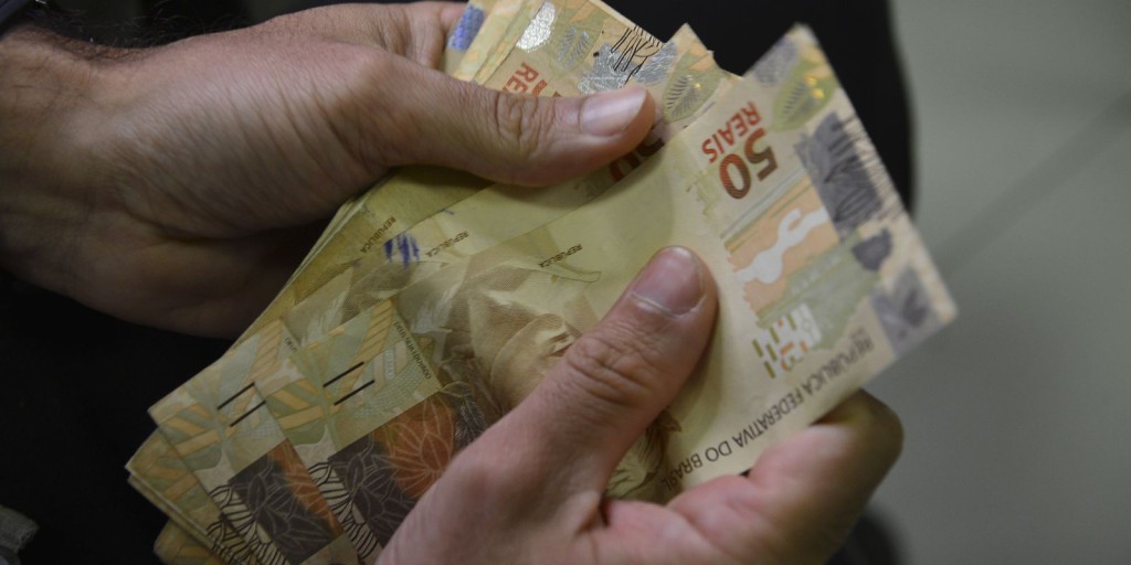 Orçamento de 2023 prevê salário mínimo de R$ 1.421