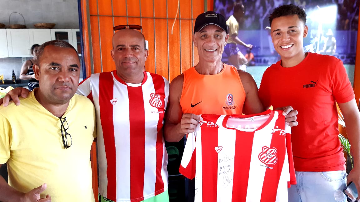 ATLETA DA SELEÇÃO DE 1986, ELZO REÚNE AMIGOS PARA CELEBRAR ANIVERSÁRIO