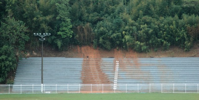 Lama e barro 'tingem' arquibancadas do Estádio Walter Mattos Reis