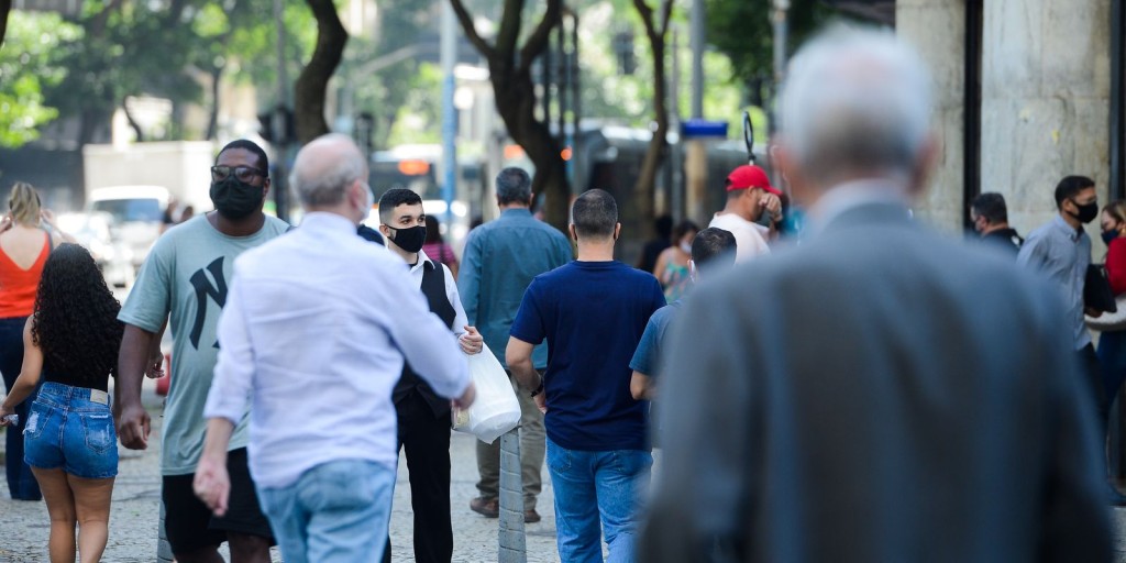 Esperança de vida ao nascer no Brasil cai após pandemia de covid-19