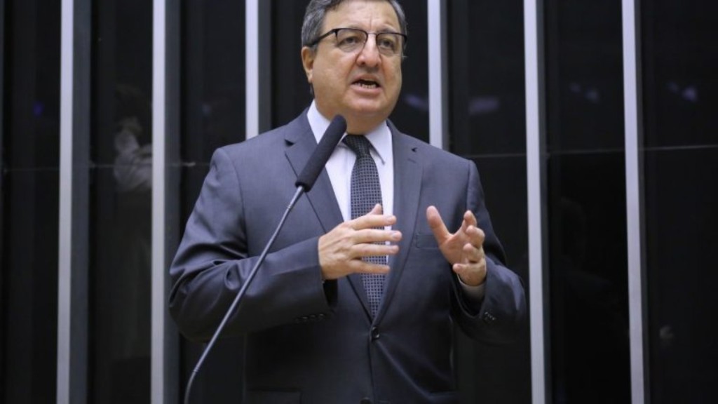 Orçamento de 2024 depende do arcabouço fiscal, diz relator