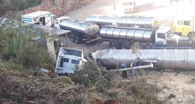 CARRETA DESGOVERNADA SAI DA BR-267 TOMBA NO PÁTIO DA COOPAMA