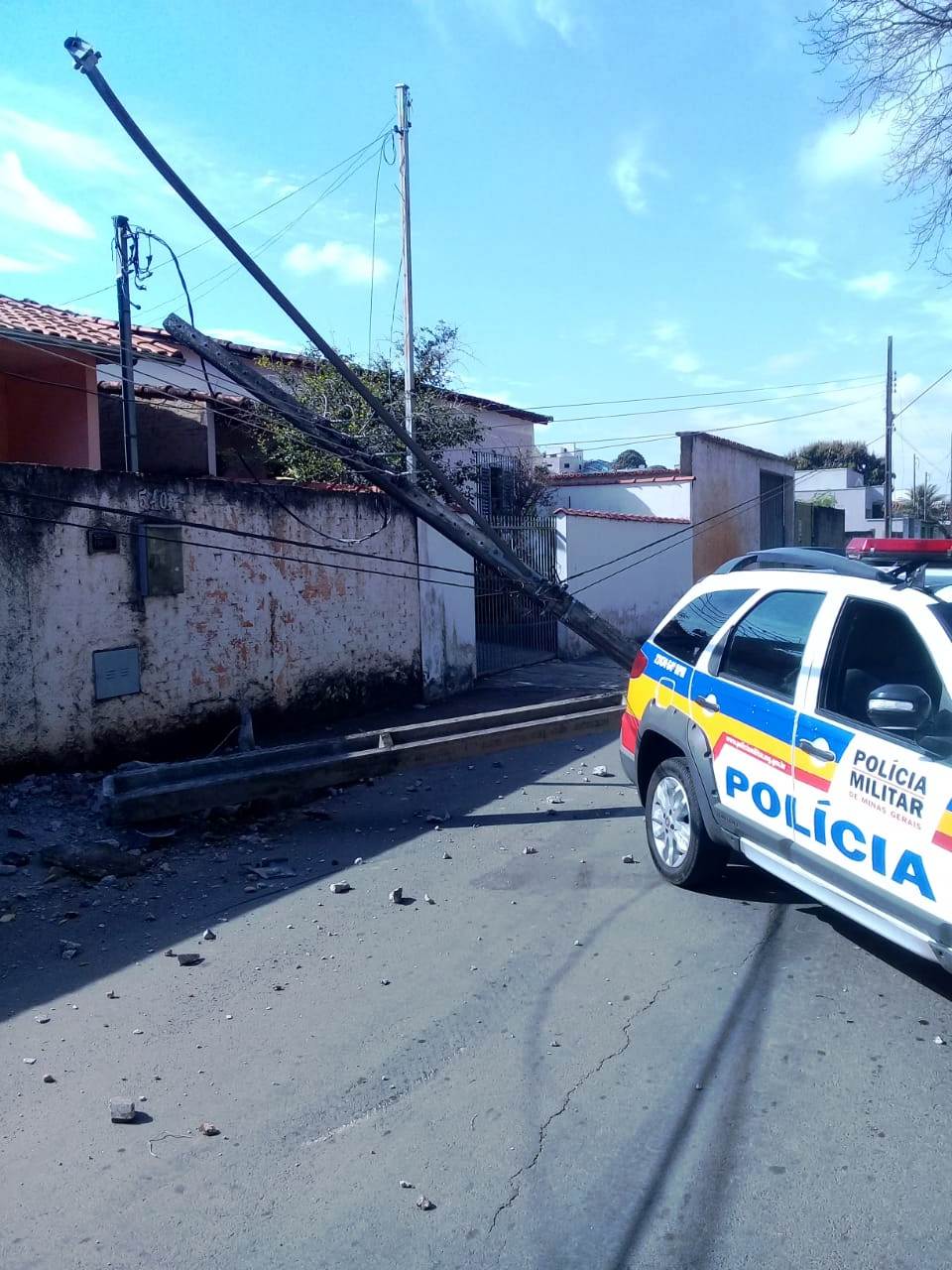CAPOTAMENTO E QUEBRA DE POSTE NO JACUTINGA