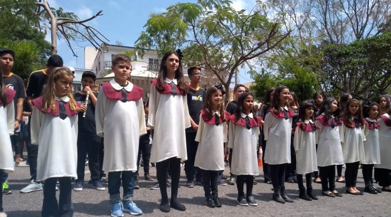 ESCOLA 'UNICOL' APRESENTA CORAL NA PRAÇA