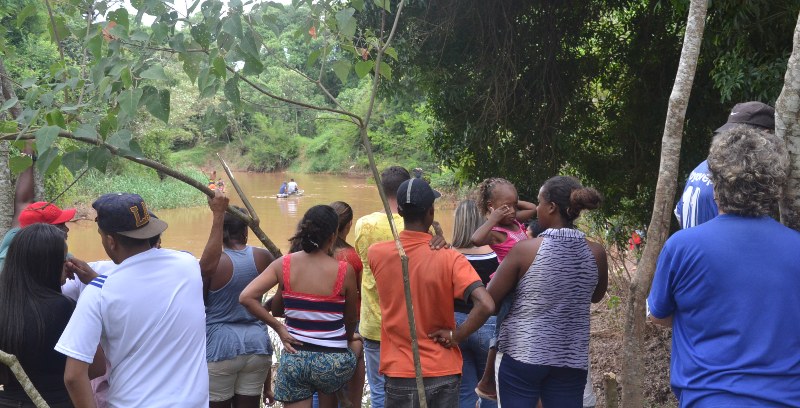 POPULARES FAZEM VIGÍLIA ÀS MARGENS DO RIO MACHADO