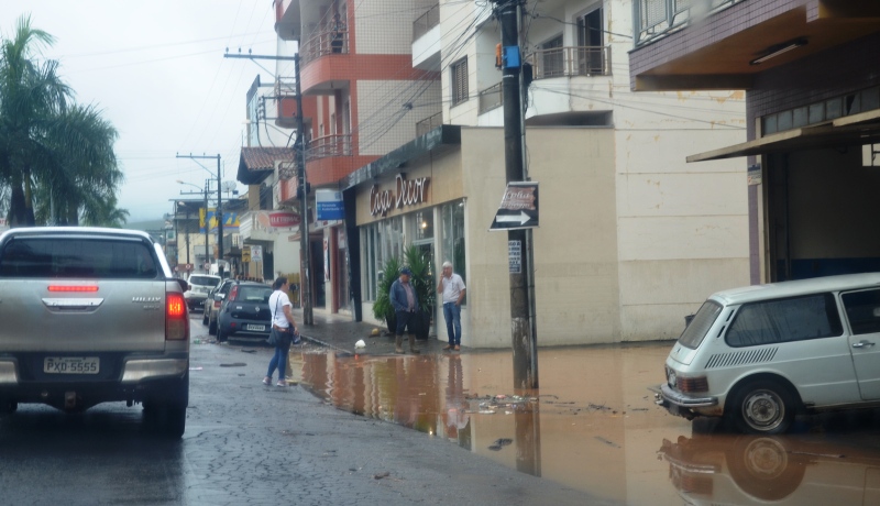ENCHENTE CHEGA À AV. ARTHUR BERNARDES