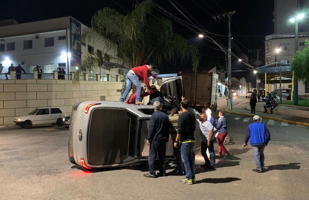 FIAT TORO CAPOTA NA ROTATÓRIA AO LADO DA SANTA CASA