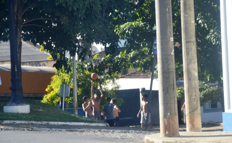 COMÉRCIO TEM FISCALIZAÇÃO; POVO NA RUA E JUVENTUDE NA PRAÇA, NÃO