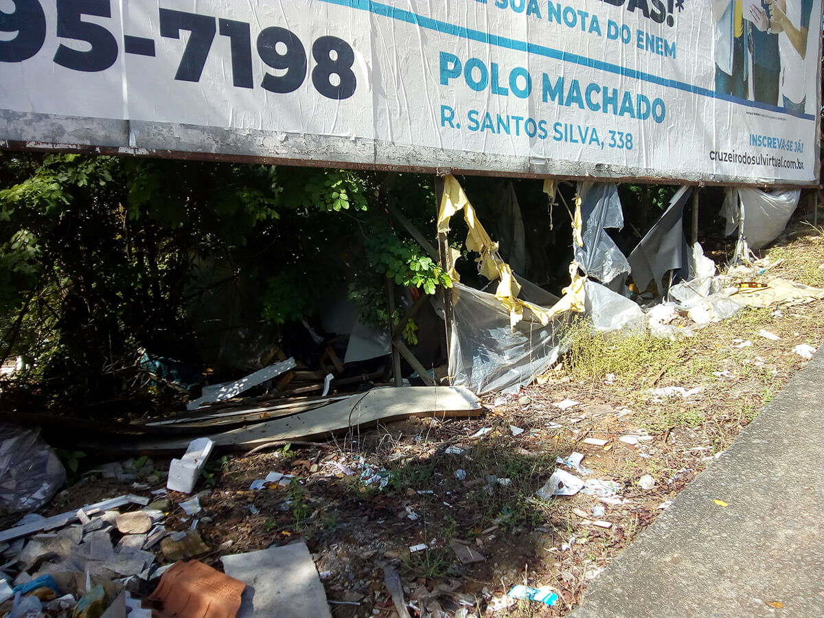 SUJEIRA E LIXO NO MORRO DO SANTUÁRIO