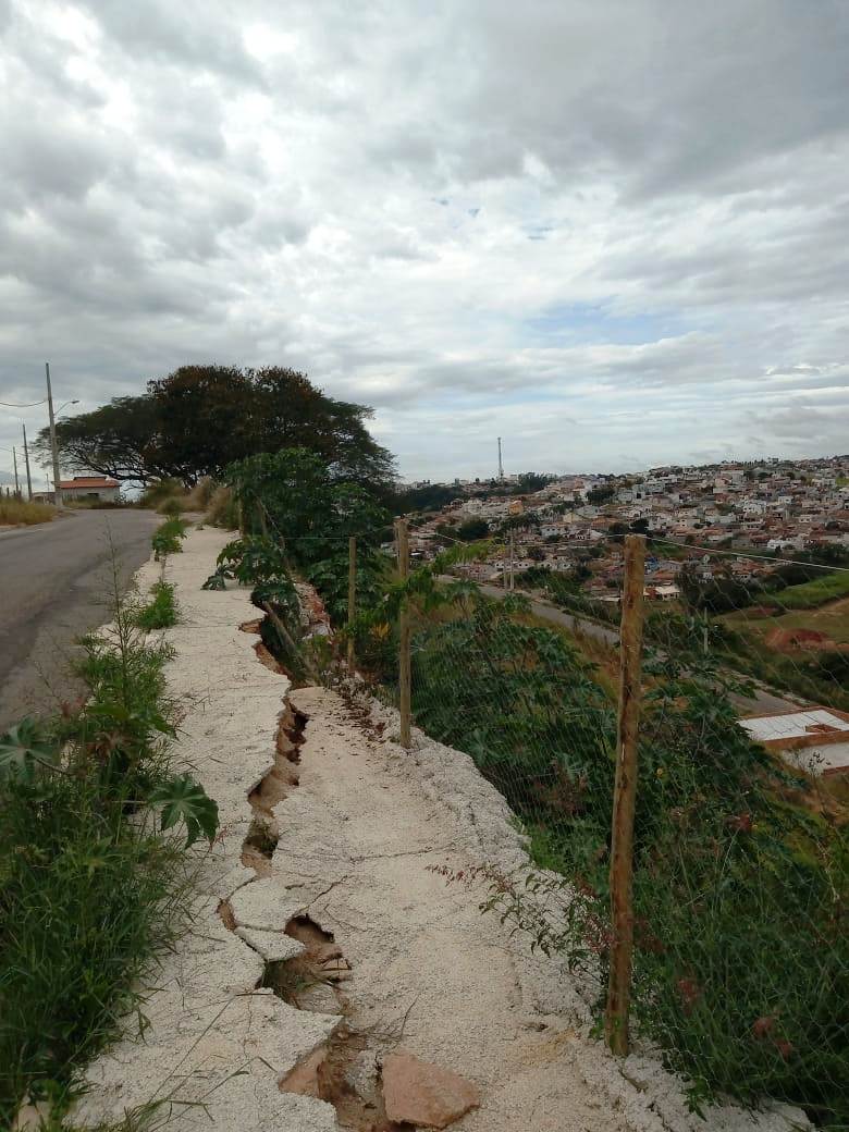 CALÇADA E RUA COMEÇAM A DESMORONAR NO RESIDENCIAL TERRAS ALTAS