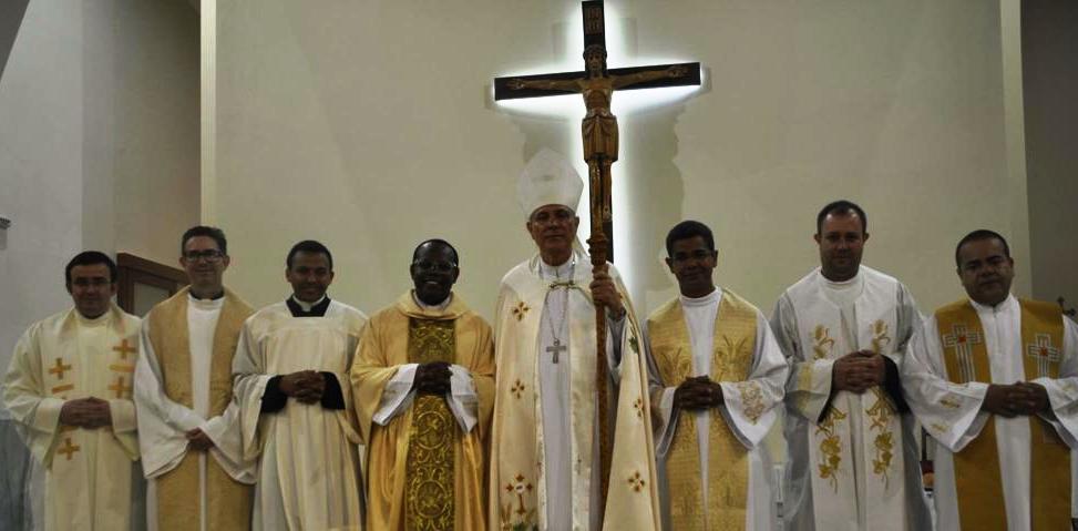 BISPO EMPOSSA PADRE ROVILSON EM CABO VERDE