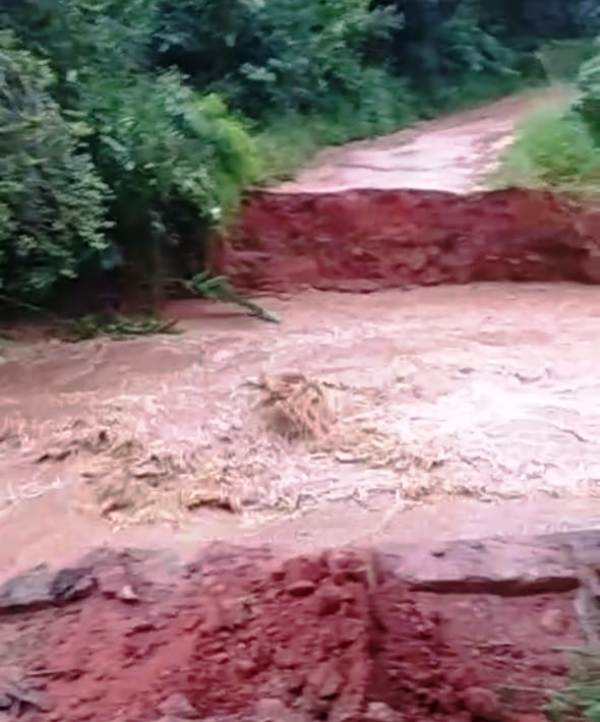 PONTES SÃO ARRANCADAS PELAS ÁGUAS EM MACHADO E POÇO FUNDO