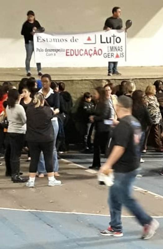 Professores em greve realizam manifestação
