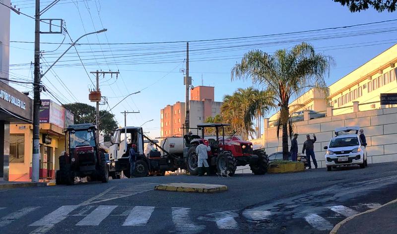 DESINFECÇÃO DE RUAS E AVENIDAS CONTINUA A PARTIR DAS 20H