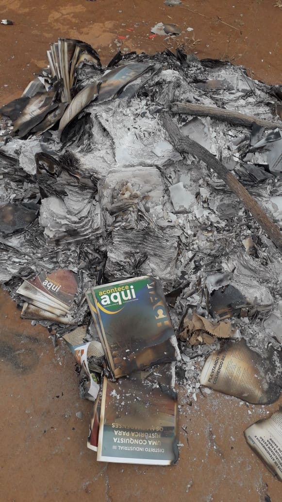 PACOTES DE REVISTAS DO MUNICÍPIO SÃO QUEIMADOS NA ZONA RURAL