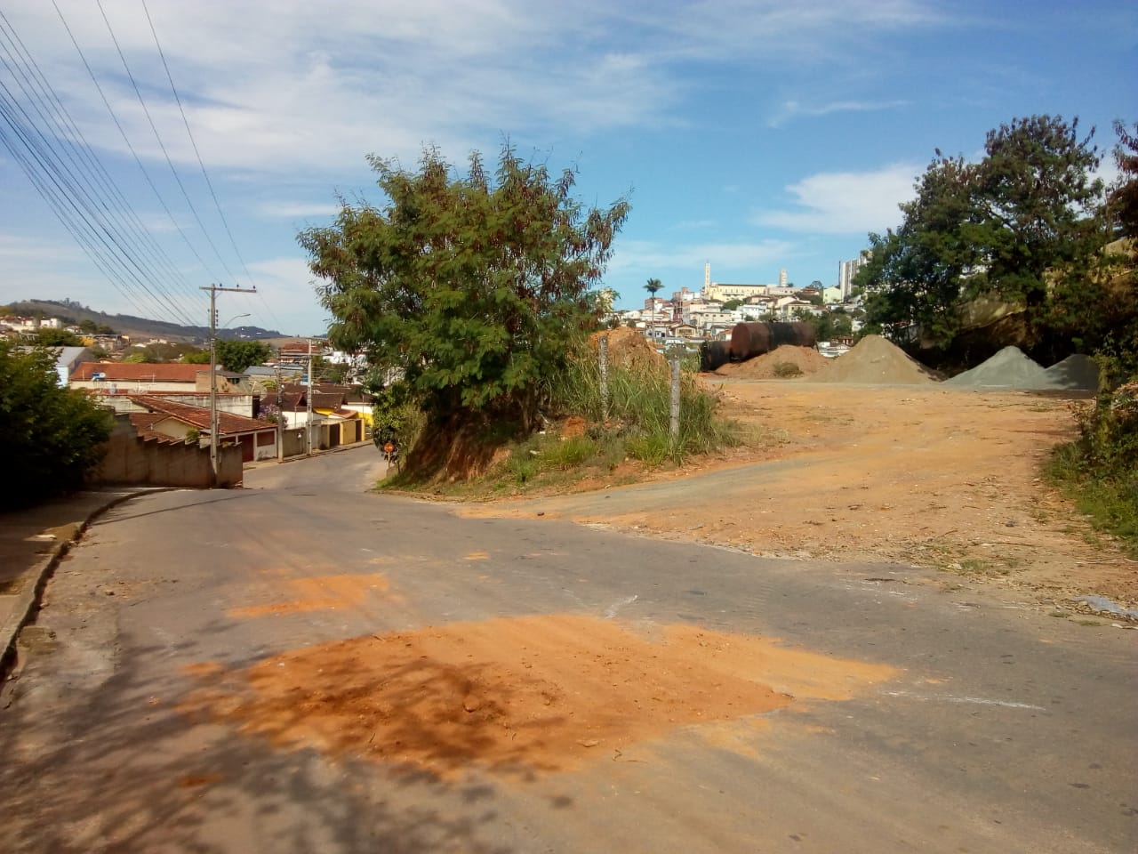 CASA DE FERREIRO, ESPETO DE PAU... IMPROVISO AO LADO DA USINA DE ASFALTO