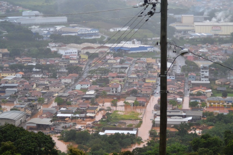 ENCHENTE INUNDA PARTE DO BAIRRO OURO VERDE