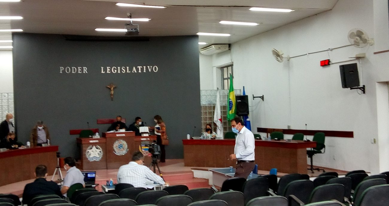 SEM ADVOGADO DE DEFESA, PREFEITO COMPARECE À SESSÃO DE JULGAMENTO