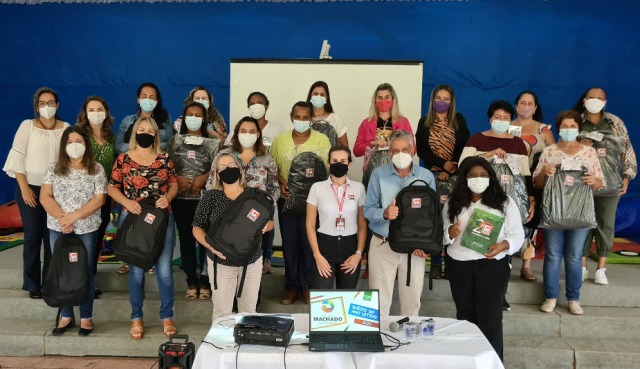 GIROAgro presenteia professores com mochilas, cadernos e calendários