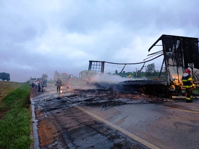 Carreta pega fogo na BR-267 e interdita rodovia por 03 horas, próximo a Campestre