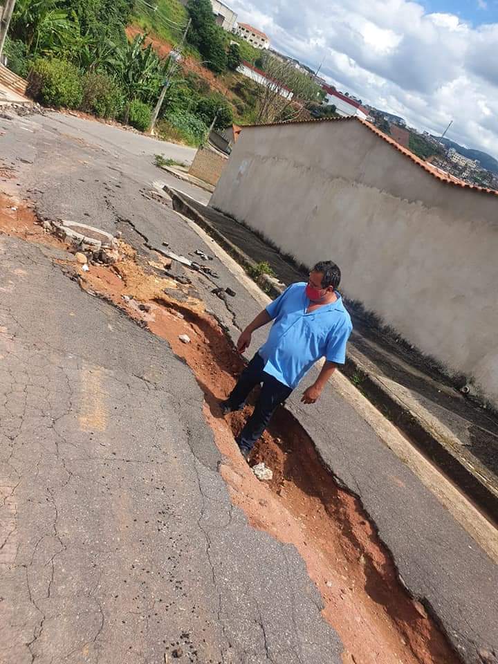 Ruas e avenidas esburacadas representam risco para motoristas e pedestres