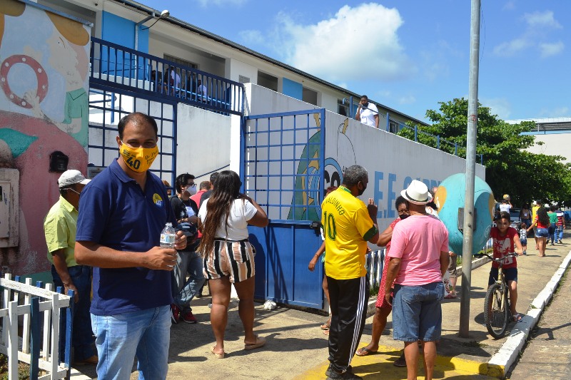 CANDIDATO MAYCON WILLIAN ESTEVE À PORTA DA ESCOLA GABRIEL ODORICO