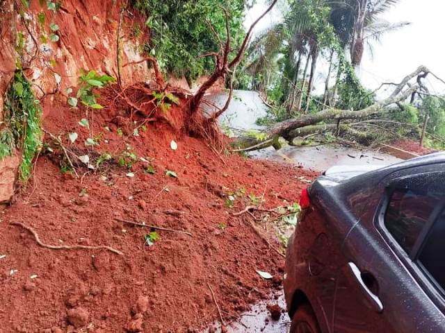 Barranco desmorona na estrada que dá acesso ao bairro rural Conceição