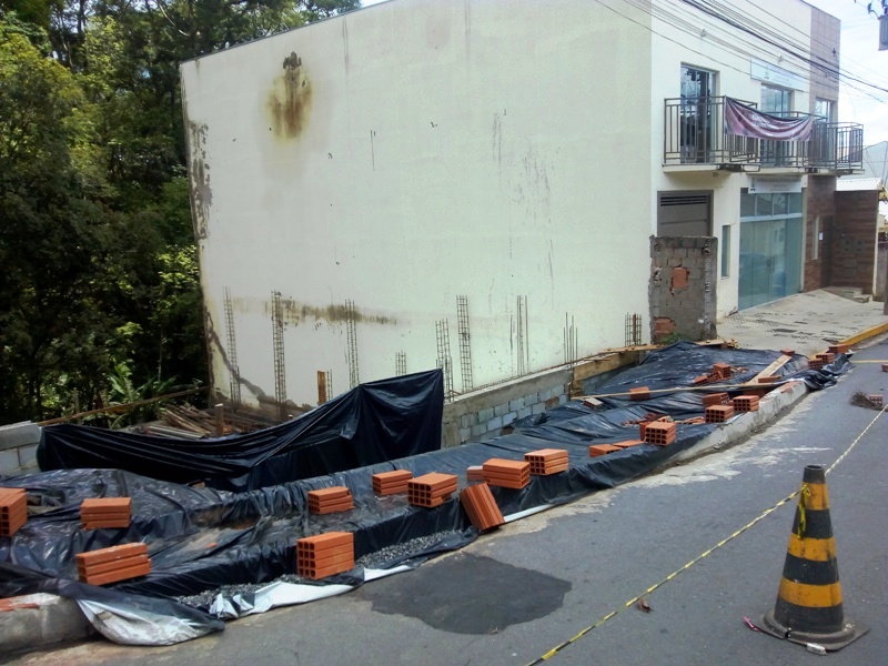 OBRA NA RUA IRMÃO ARNALDO ISIDORO PROVOCA EROSÃO NA VIA PÚBLICA