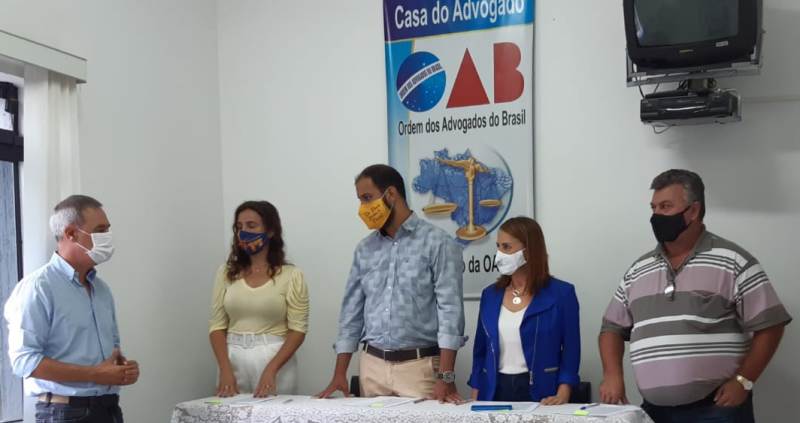 CANDIDATOS ASSINAM TERMO DE COMPROMISSO COM A TRANSPARÊNCIA