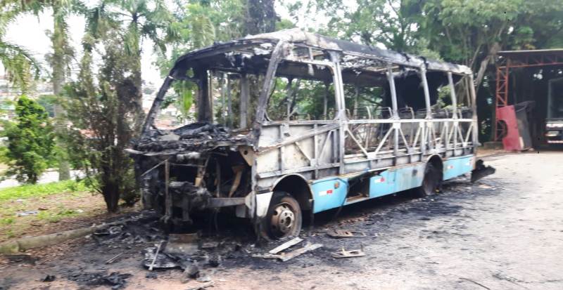 ÔNIBUS É INCENDIADO NA ENTRADA DO JARDIM DAS OLIVEIRAS