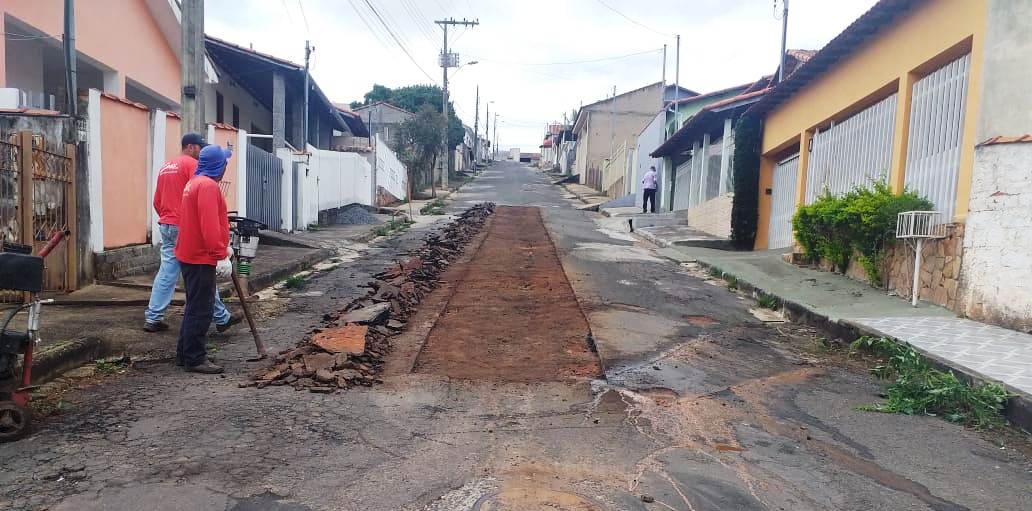 PREFEITURA REALIZA 'OPERAÇÃO TAPA-BURACOS' NO JARDIM DAS OLIVEIRAS