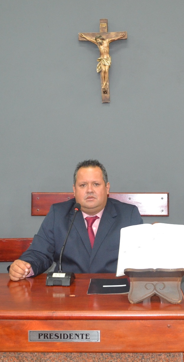 Presidente da Câmara, Juliano Campos, afirma que contratos precisam ser revistos