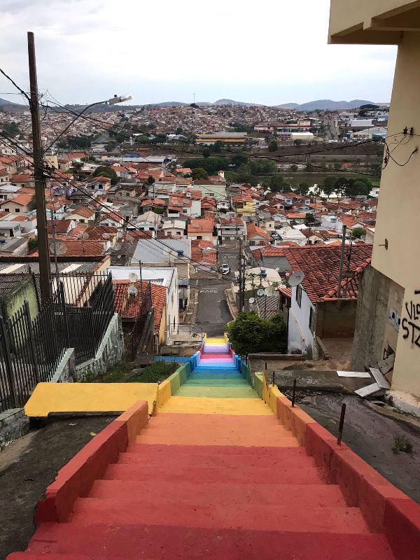 ARTE - Grafiteiros promovem intervenção urbana no Escadão do São Benedito
