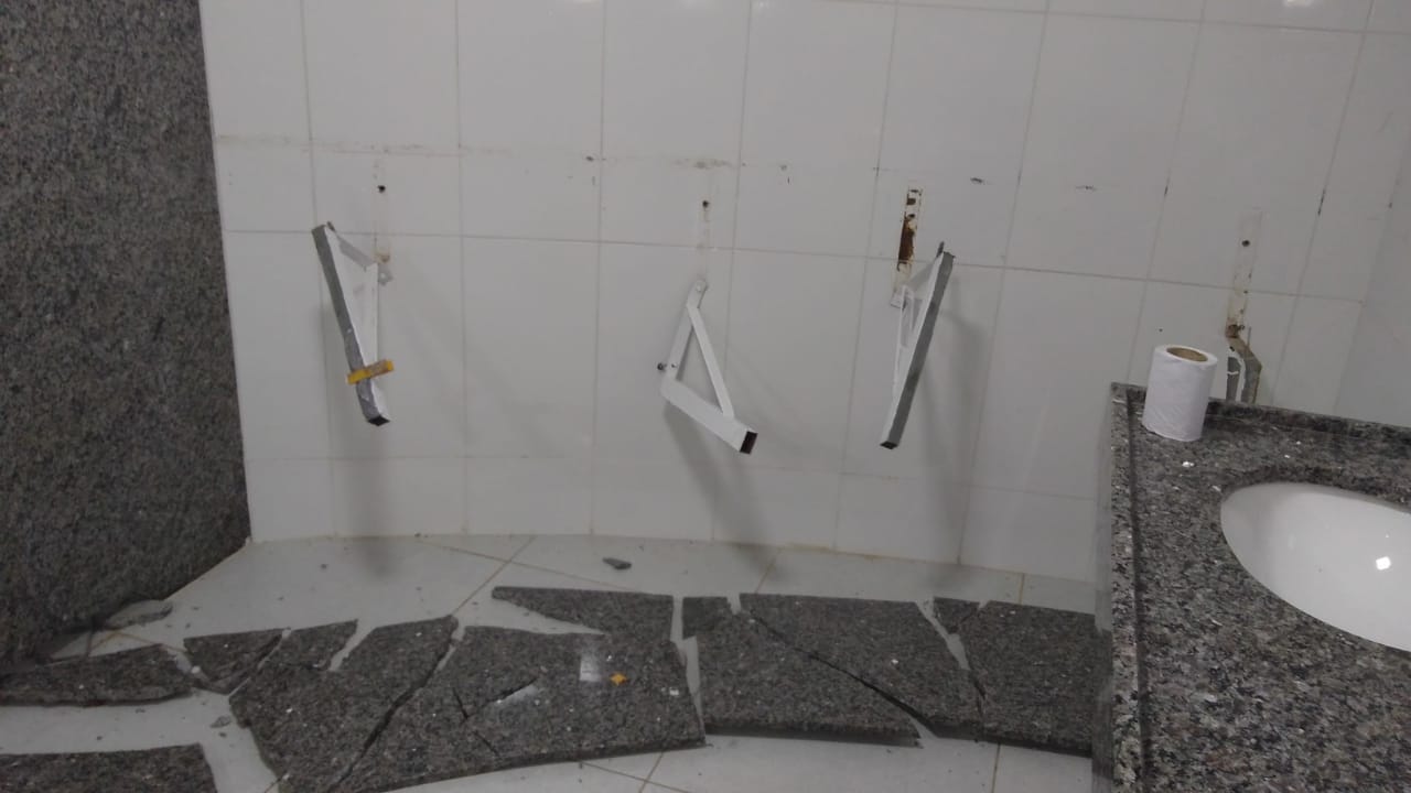 Acabamento mal feito provoca queda de mesa, em sanitário da Rodoviária