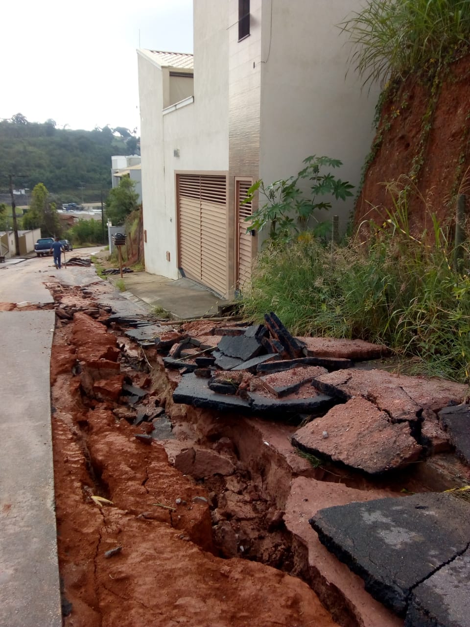 Após início de obra pela Prefeitura, chuva abre cratera na Rua Orlando Braidotti