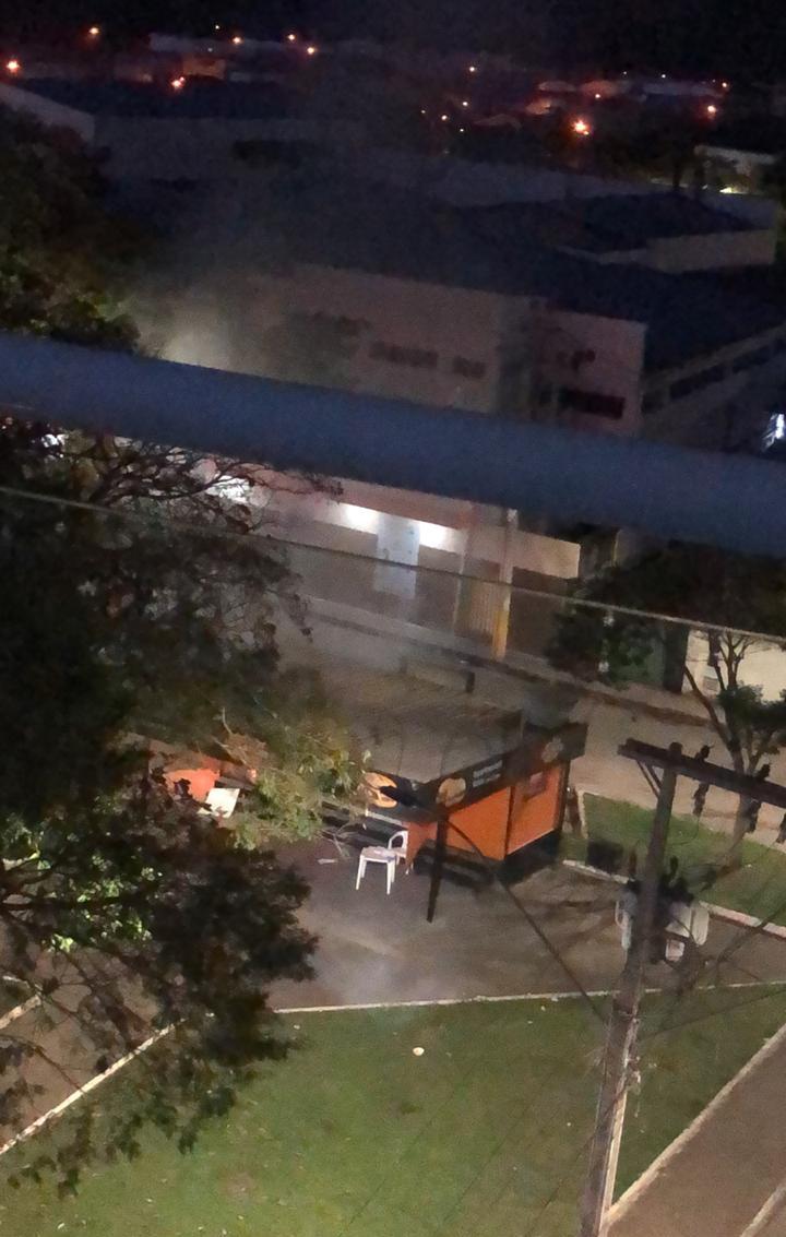 TRAILER DE LANCHES PEGA FOGO NA PRAÇA OITO DE MARÇO