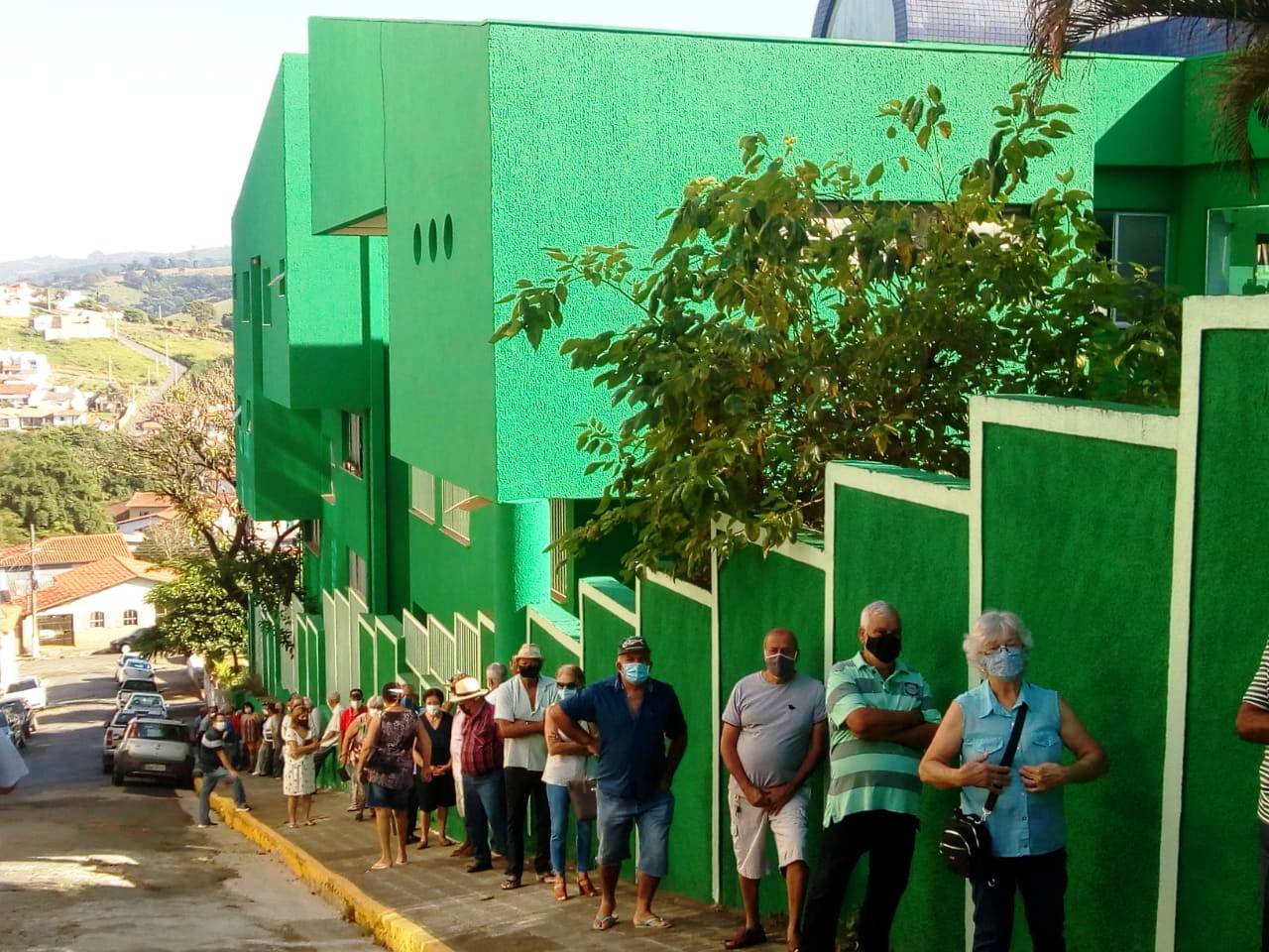 Sem coordenação, acompanhantes organizam filas antes da chegada de funcionários